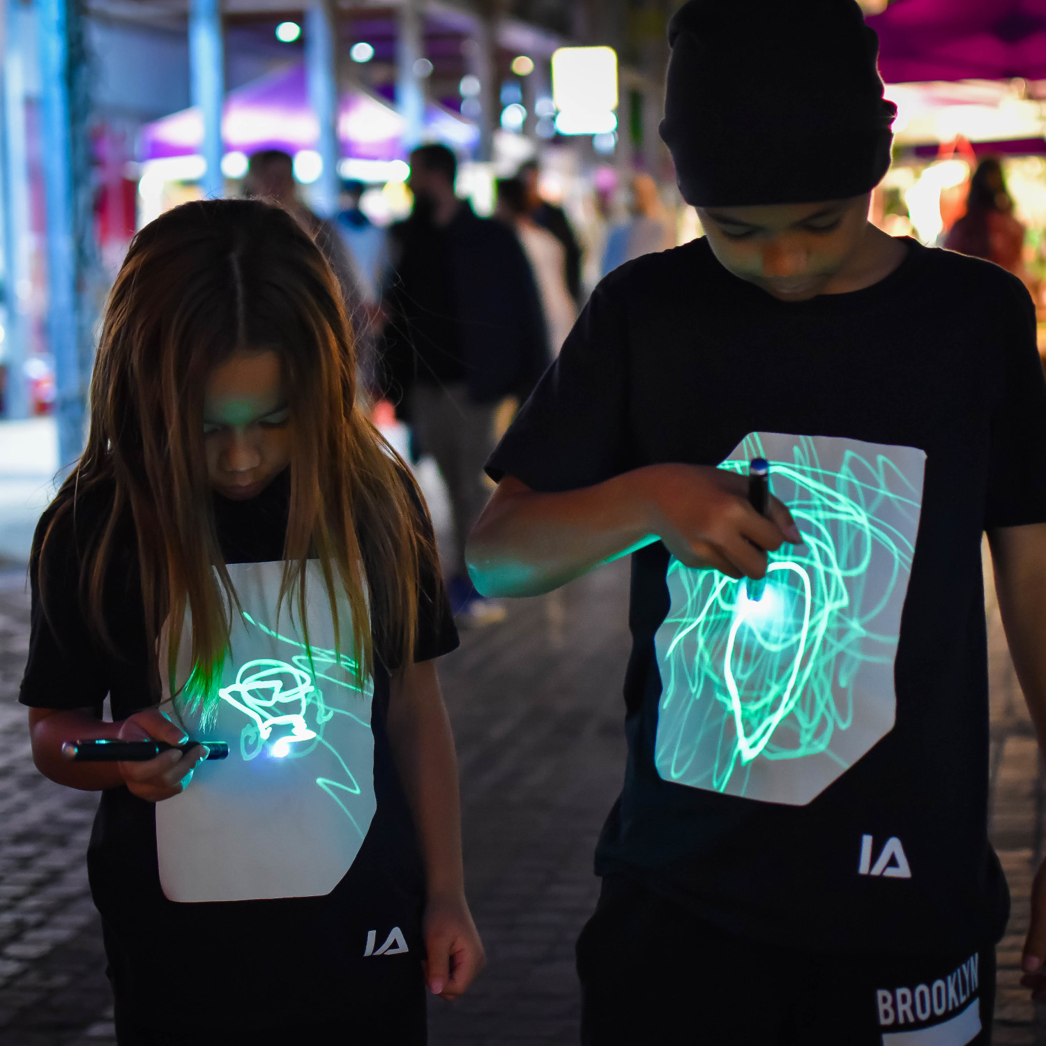 Interactive Glow Shirt + Keyring Black, 5-6 Years 