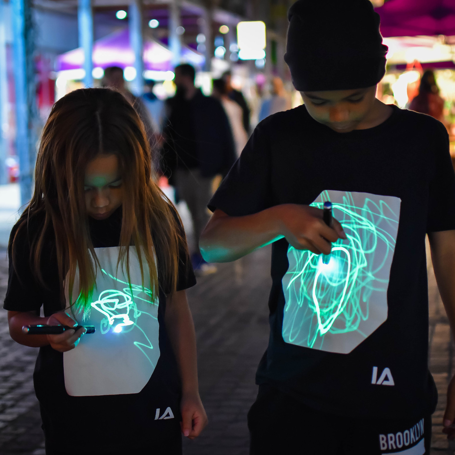 Interactive Glow Shirt+Keyring Black, 12-14 Years