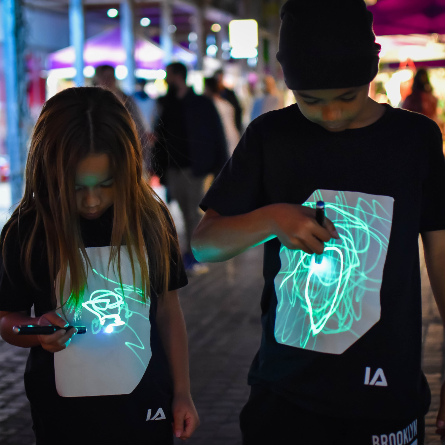 Interactive Glow Shirt + Keyring Black, 7-8 Years 