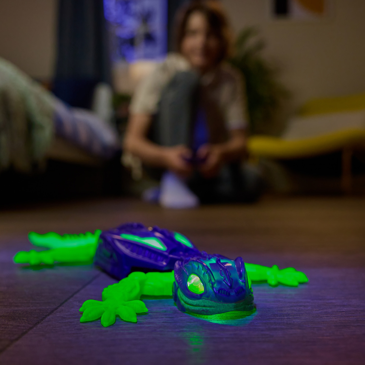 HEX BOTS Wall Crawler Gecko RC - Glow in the Dark