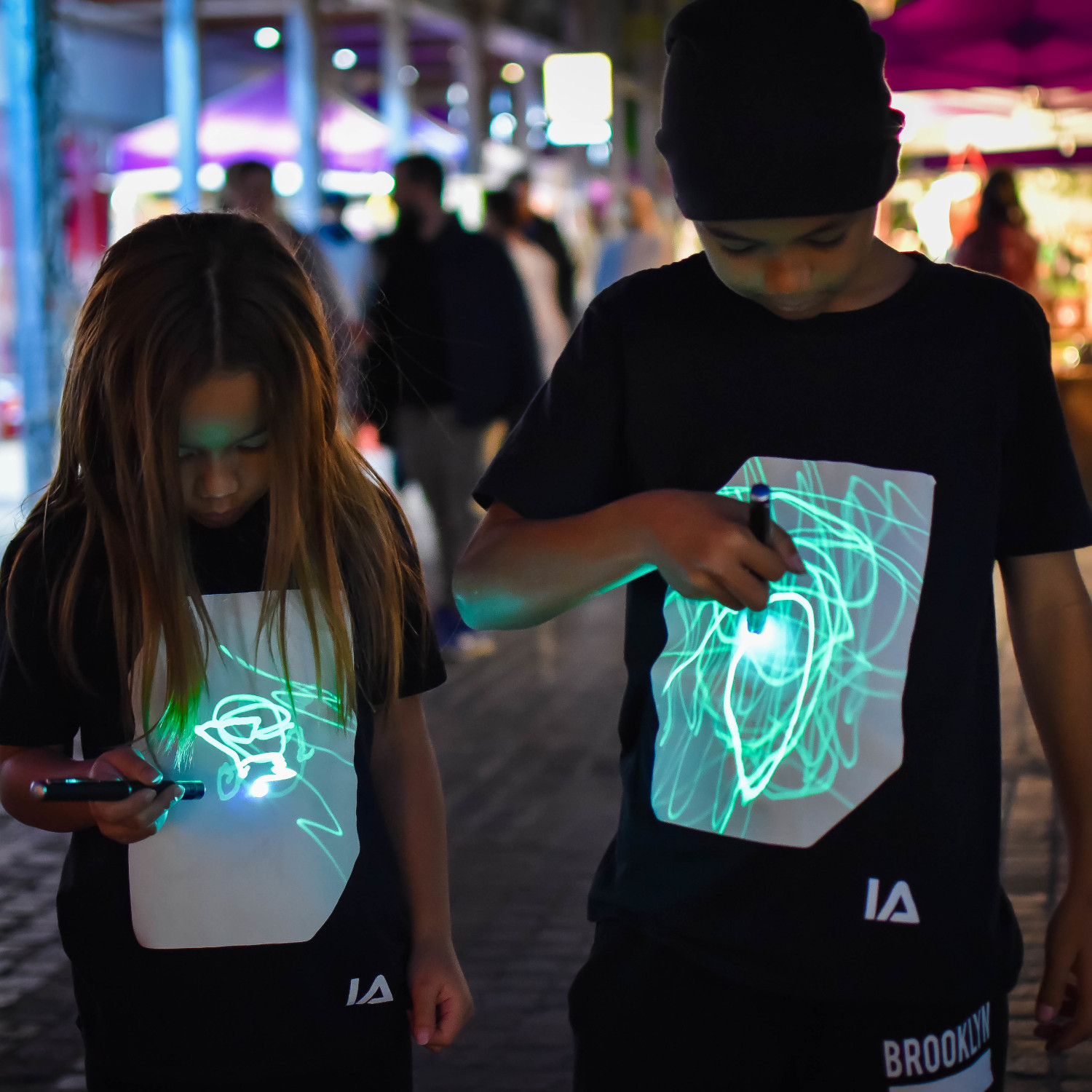 Interactive Glow Shirt + Keyring Black, 9-11 Years